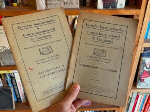 Cuadernos de estudios; Micrófonos y altoparlantes, Introducción a la radio