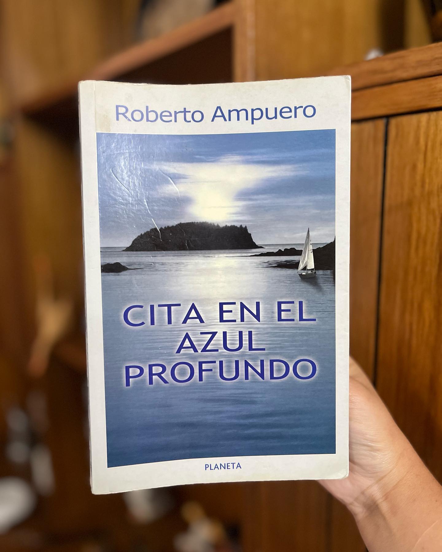 Cita en el azul profundo
