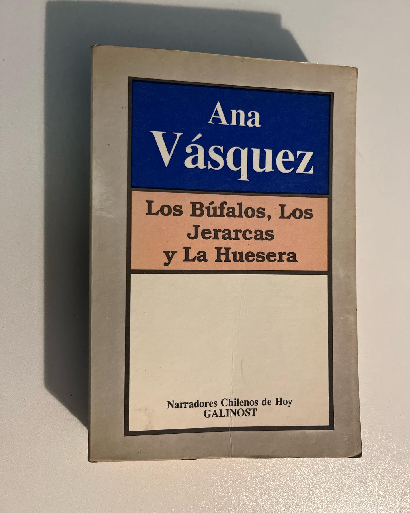Los búfalos, Los Jerarcas y La Huesera