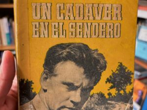 Un cadáver en el sendero