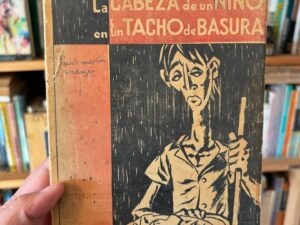 La cabeza de un niño en un tacho de basura