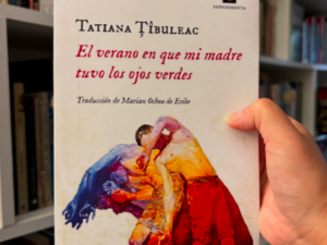 El verano en que mi madre tuvo los ojos verdes