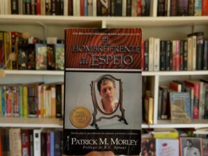 El hombre frente al espejo