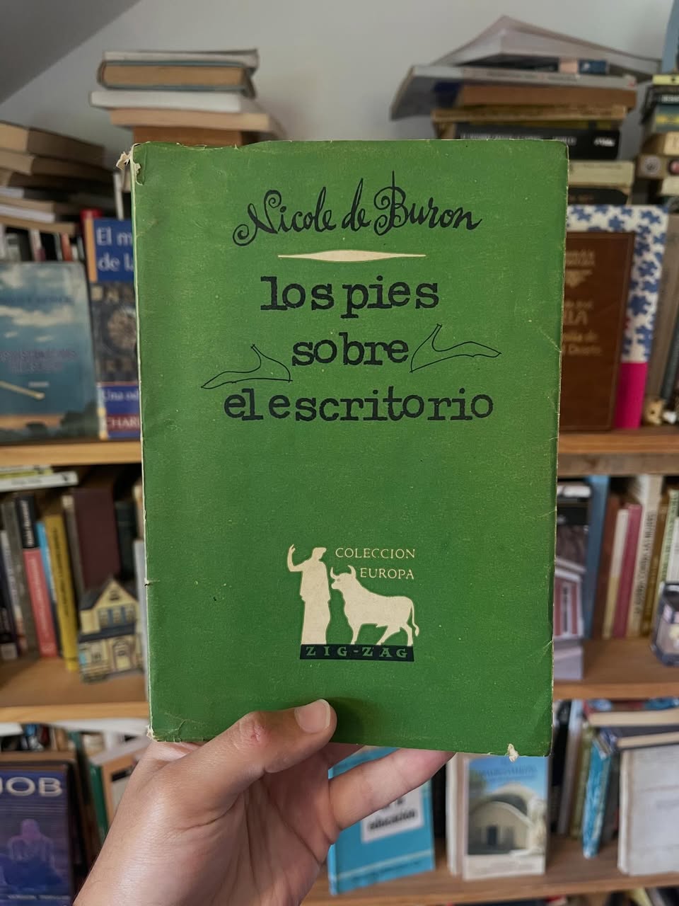 Los pies sobre el escritorio
