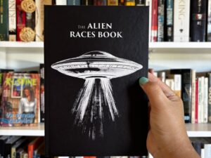 The Alien races book (tapa dura)