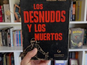 Los desnudos y los muertos